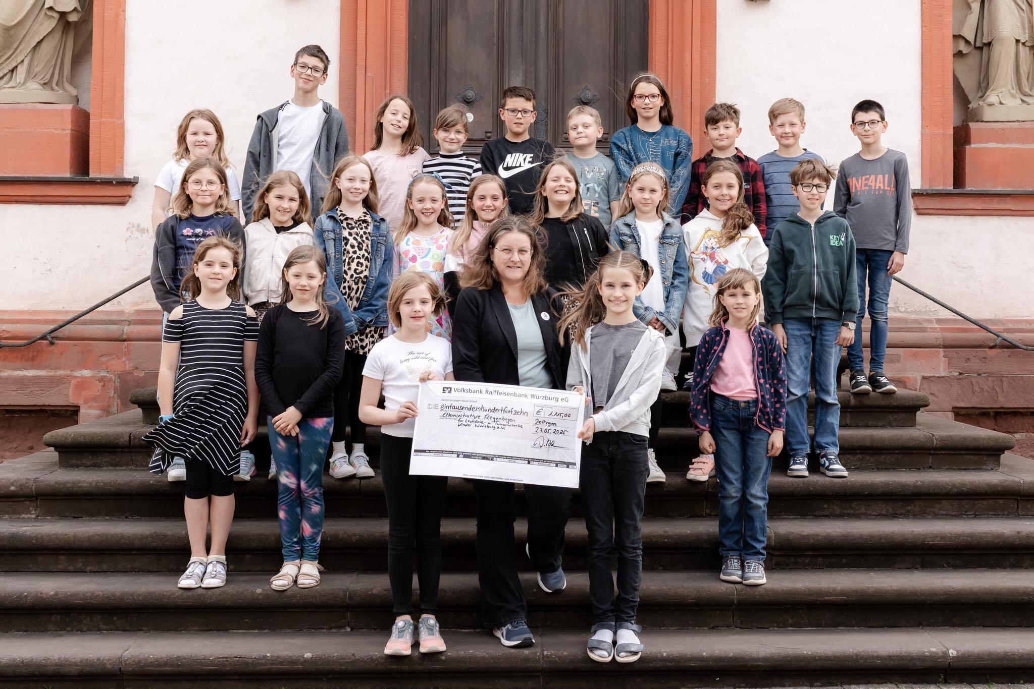 Kommunionkinder vor der Pfarrkirche in Zellingen (Foto: Theresa Heid)